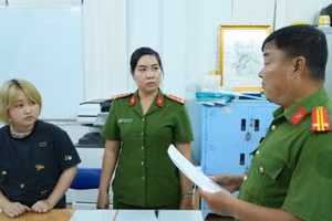 Công an Cần Thơ đọc lệnh khởi tố đối tượng cầm đầu.