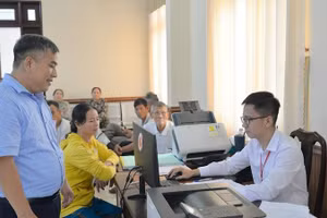 Cán bộ xã Trung Hưng, Cần Thơ, giải quyết thủ tục hành chính cho người dân. (Ảnh THANH TÂM)