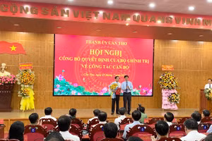 Trưởng Ban Tổ chức Trung ương Nguyễn Duy Ngọc trao quyết định cho đồng chí Đỗ Thanh Bình.