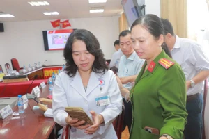 Công an thành phố Cần Thơ hướng dẫn cán bộ, đảng viên góp ý vào Văn kiện Đại hội XIV của Đảng.