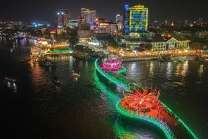 Một góc đô thị sông nước thành phố Cần Thơ về đêm.