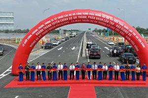 Các đại biểu cắt băng khánh thành, thông xe kỹ thuật cao tốc Cần Thơ-Cà Mau.