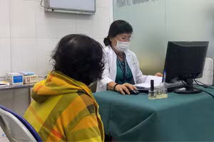 Bác sĩ Trạm Y tế phường Cái Răng sử dụng Sổ sức khỏe điện tử khám bệnh cho người dân.