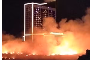 Người dân đốt cỏ khô dẫn đến cháy lan ở phường Cái Khế, thành phố Cần Thơ.