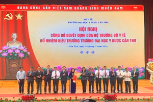 Bộ trưởng Y tế trao quyết định bổ nhiệm Hiệu trưởng Trường đại học Y dược Cần Thơ.