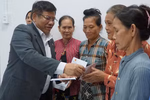 Thứ trưởng Y Thông tặng quà cho đồng bào Khmer nhân dịp năm mới.