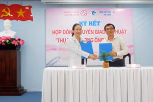 Lãnh đạo hai bệnh viện ký hợp đồng chuyển giao.
