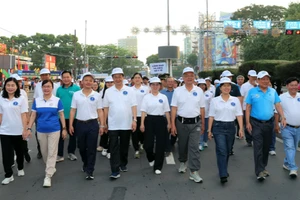 Lãnh đạo thành phố, các đơn vị tham gia đi hướng về y tế cơ sở.