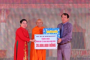 Lãnh đạo thành phố Cần Thơ tặng quà Học viện Phật giáo Nam tông Khmer tại Cần Thơ.