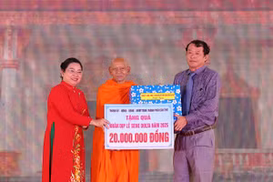 Lãnh đạo thành phố Cần Thơ tặng quà Học viện Phật giáo Nam tông Khmer tại Cần Thơ.