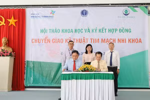 Lãnh đạo hai bệnh viện ký kết chuyển giao kỹ thuật phẫu thuật tim trẻ em tại Cần Thơ. (Ảnh: Bệnh viện Nhi đồng Cần Thơ)