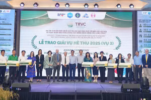 Nhà tài trợ trao thưởng cho doanh nghiệp, nông dân trồng lúa chất lượng cao.