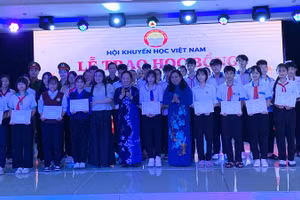 Hội Khuyến học Việt Nam và các nhà tài trợ trao học bổng cho các em học sinh.
