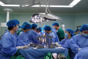 Ê-kíp bác sĩ Bệnh viện đa khoa Trung ương Cần Thơ ghép thận cho bệnh nhân.