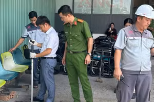 Đoàn kiểm tra hệ thống xả thải của Bệnh viện đa khoa quốc tế S.I.S Cần Thơ. (Ảnh: Công an Cần Thơ)
