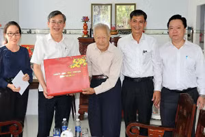 Lãnh đạo thành phố Cần Thơ trao quà cho người có công ở phường Thới An Đông.