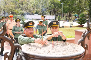 Cán bộ, chiến sĩ Công an thành phố Cần Thơ dâng hương tại Nghĩa trang Liệt sĩ Hàng Dương.
