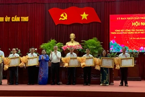 Lãnh đạo thành phố Cần Thơ trao Huân chương Lao động các hạng Nhất, Nhì, Ba cho các cá nhân có nhiều đóng góp trong các phong trào thi đua.