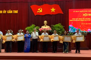 Lãnh đạo thành phố Cần Thơ trao Huân chương Lao động các hạng Nhất, Nhì, Ba cho các cá nhân có nhiều đóng góp trong các phong trào thi đua.
