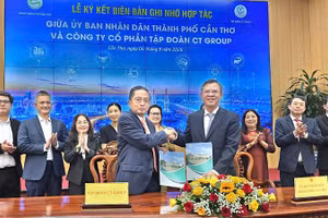 Lãnh đạo thành phố Cần Thơ và CT Group trao biên bản ghi nhớ thỏa thuận hợp tác.