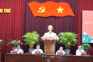 Lãnh đạo Thành ủy Cần Thơ chủ trì hội nghị.