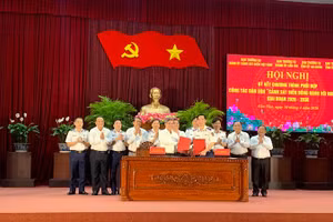 Lãnh đạo Cảnh sát biển Việt Nam và Thành ủy Cần Thơ ký kết chương trình phối hợp.