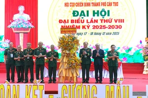 Hội Cựu chiến binh Việt Nam tặng hoa chúc mừng đại hội.