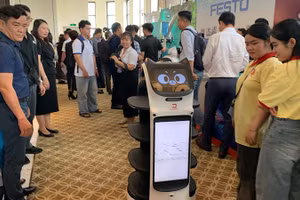 Các đại biểu tham quan mô hình robot triển lãm tại hội thảo.