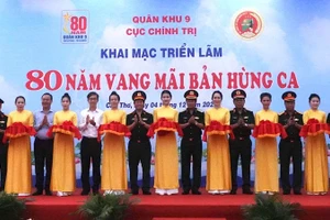 Lãnh đạo Quân khu 9 cắt băng khai mạc triển lãm.