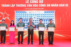 Lãnh đạo Bộ Công an tặng bằng khen cho tập thể, cá nhân tại buổi lễ.