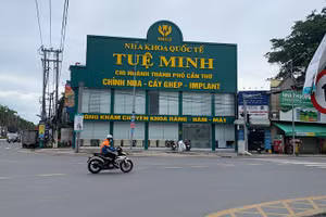 Nha khoa quốc tế Tuệ Minh, góc đường 3/2-Trần Hoàng Na, phường Tân An đóng cửa.