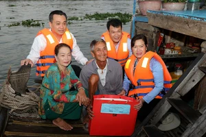 Lãnh đạo thành phố Cần Thơ tặng quà cho thương hồ chợ nổi Cái Răng.