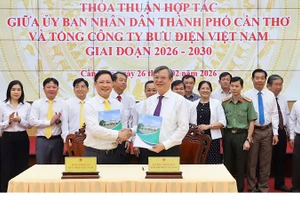 Lãnh đạo Cần Thơ và Tổng Công ty Bưu điện Việt Nam ký kết hợp tác.