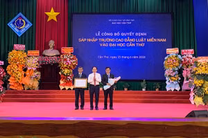 Phó Thủ tướng Lê Tiến Châu trao Quyết định sáp nhập trường cho lãnh đạo Đại học Cần Thơ.