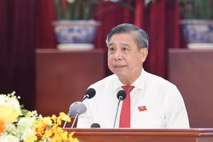 Chủ tịch Hội đồng nhân dân thành phố Cần Thơ phát biểu ý kiến tại kỳ họp.