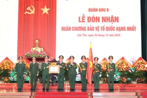 Đại tướng Nguyễn Trọng Nghĩa trao Huân chương Bảo vệ Tổ quốc hạng Nhất cho Quân khu 9.