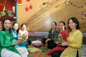 Gói bánh tét ngày Tết tại chương trình.