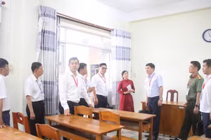 Đoàn công tác của Bộ Giáo dục và Đào tạo kiểm tra công tác chuẩn bị thi tại Cần Thơ.