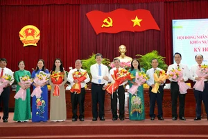 Lãnh đạo Thành ủy Cần Thơ tặng hoa chúc mừng lãnh đạo Hội đồng nhân dân nhiệm kỳ mới.