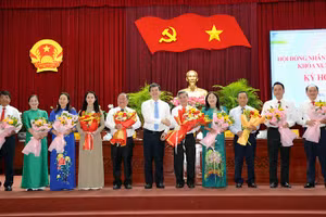 Lãnh đạo Thành ủy Cần Thơ tặng hoa chúc mừng lãnh đạo Hội đồng nhân dân nhiệm kỳ mới.