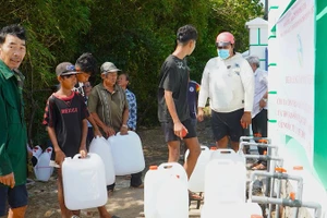 Thành phố Cần Thơ lập các trạm cấp nước tập trung cung cấp nước sinh hoạt cho người dân ở các xã, phường ven biển mùa khô hạn.