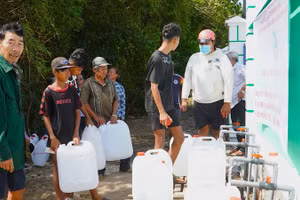Thành phố Cần Thơ lập các trạm cấp nước tập trung cung cấp nước sinh hoạt cho người dân ở các xã, phường ven biển mùa khô hạn.