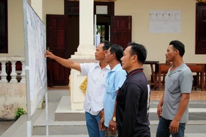 Cử tri xã Lai Hòa tìm hiểu danh sách đại biểu niêm yết tại điểm bầu cử.