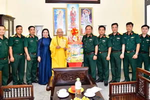 Thủ trưởng Bộ Tư lệnh Thành phố Hồ Chí Minh cùng đoàn công tác chúc mừng Đại lễ Phật đản. (Ảnh: HỮU TÂN)
