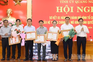 Trao tặng Bằng khen cho các tập thể và cá nhân đã có thành tích xuất sắc trong 1 năm thực hiện sắp xếp đơn vị hành chính và hoạt động của chính quyền địa phương 2 cấp.