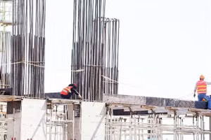 Công nhân làm việc dưới thời tiết khắc nghiệt trên công trường xây dựng. (Ảnh: QUÁCH DU)
