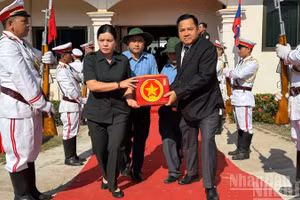 Phó Chủ tịch Thường trực Ủy ban nhân dân tỉnh Quảng Ngãi Y Ngọc cùng các đại biểu đưa hài cốt liệt sĩ hy sinh tại Lào về đất mẹ.