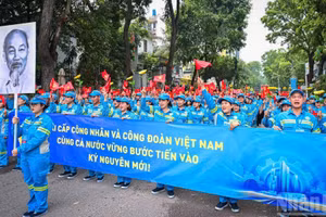Hơn 1.000 đoàn viên công đoàn, công nhân lao động tiêu biểu của cả nước có mặt tại địa điểm tập kết - cổng Công viên Thống Nhất, đường Trần Nhân Tông, phường Cửa Nam (Hà Nội) chuẩn bị cho Lễ diễu hành chào mừng kỷ niệm 140 năm Ngày Quốc tế Lao động (1/5/1886-1/5/2026) do Tổng Liên đoàn Lao động Việt Nam tổ chức.