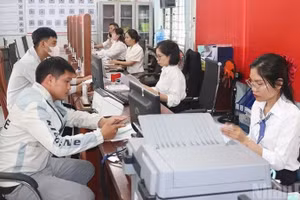 Cán bộ Trung tâm Phục vụ hành chính công xã Sa Thầy, tỉnh Quảng Ngãi tận tình giải quyết thủ tục hành chính cho người dân.