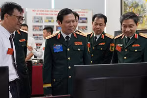 Đại tướng Nguyễn Tân Cương, Ủy viên Trung ương Đảng, Ủy viên Thường vụ Quân ủy Trung ương, Tổng Tham mưu trưởng Quân đội nhân dân Việt Nam, Thứ trưởng Quốc phòng tham quan các sáng kiến trưng bày tại Đại hội Đảng bộ Ban Cơ yếu Chính phủ nhiệm kỳ 2025-2030. (Ảnh: qdnd.vn)